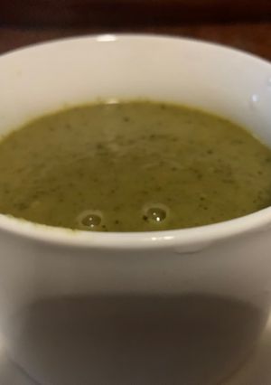 Una foto de Sopa de cebollas y kale (en sopera)