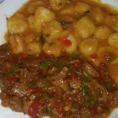 A picture of Beef stew and matoke.