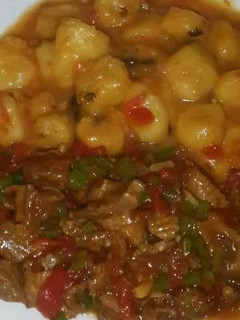 A picture of Beef stew and matoke.