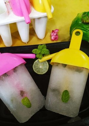 A picture of Lemon and mint popsicle.
