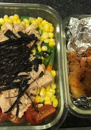 Hình của món Salad cá Ngừ và Tôm chiên.