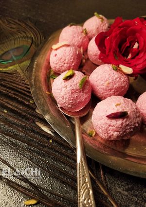A picture of Chhena Laddu.