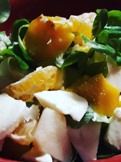 Una foto de Canónigos con mango, pera, mandarina, mozzarella y escamas de sal
