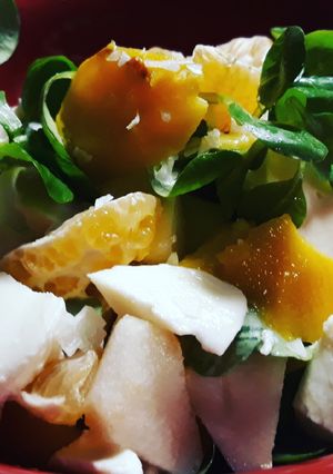 Foto principal de Canónigos con mango, pera, mandarina, mozzarella y escamas de sal
