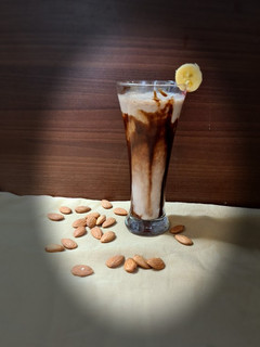 બનાના ચોકો આલ્મોન્ડ મિલ્કશેક (Banana Choco Almond Milkshake Recipe In Gujarati) રેસીપી મુખ્ય ફોટો