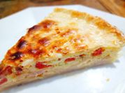 Una foto de tarta de jamón y queso