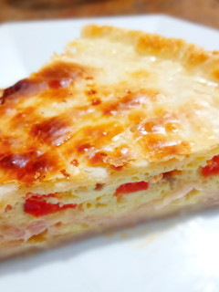 Una foto de Tarta rápida de jamón, queso, tomate y huevo