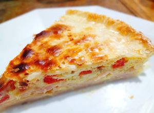Una foto de Tarta rápida de jamón, queso, tomate y huevo