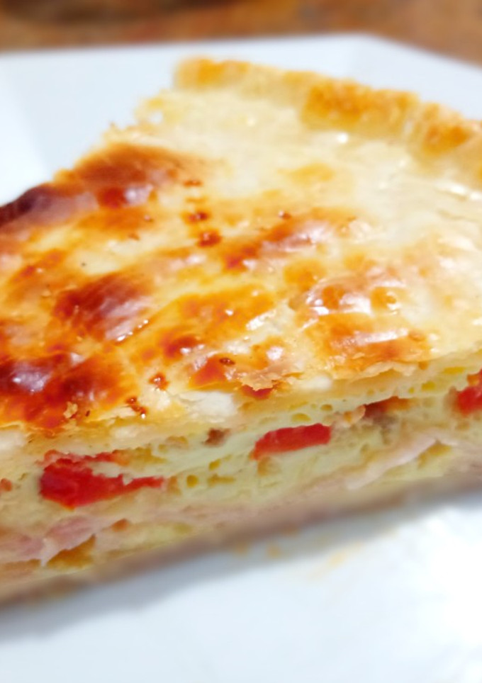 Una foto de Tarta rápida de jamón, queso, tomate y huevo