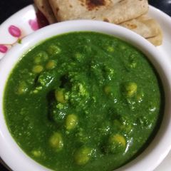 A picture of Palak corn paneer.