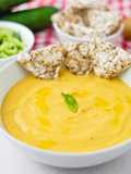 Zuppa fredda di cetrioli e patate con nuvole di riso