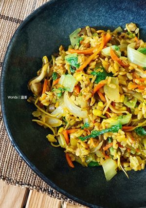薑黃咖哩炒飯｜15分鐘素食 的食譜成品照片