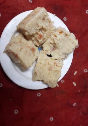 खोया की बर्फी (khoya ki barfi recipe in Hindi) रेसिपी मुख्य फोटो