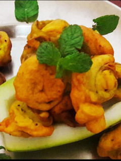 लौकी के छिलके के पकौड़े (Lauki ke Chilke ke Pakode recipe in hindi) रेसिपी मुख्य फोटो