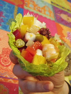 Una foto de Tacos de lechuga con Salpicón de Marisco