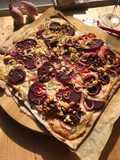 Flammkuchen mit roter Beete, Feta und Meerettich