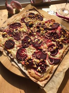 Flammkuchen mit roter Beete, Feta und Meerettich Rezepthauptbild