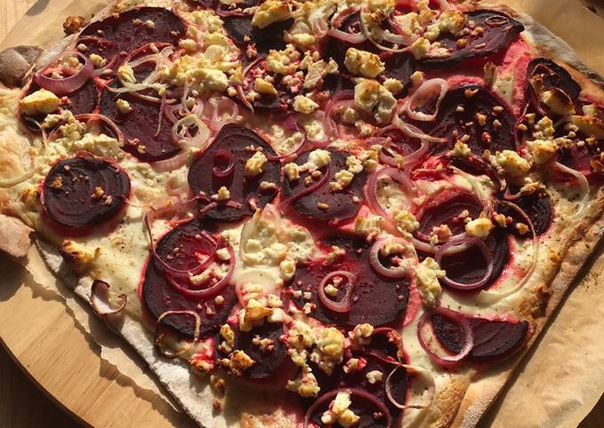 Flammkuchen mit roter Beete, Feta und Meerettich