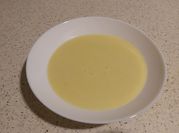 Una foto de crema de calabacín y quesito
