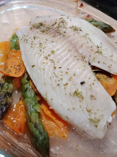 Una foto de Pescado blanco al horno en cama de espárragos y zanahoria