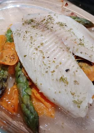 Una foto de Pescado blanco al horno en cama de espárragos y zanahoria