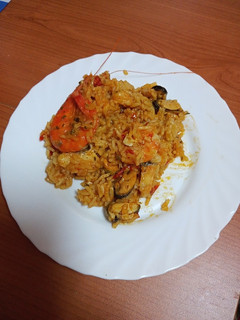 Una foto de Paella de bacalao, calamares, mejillones y langostinos