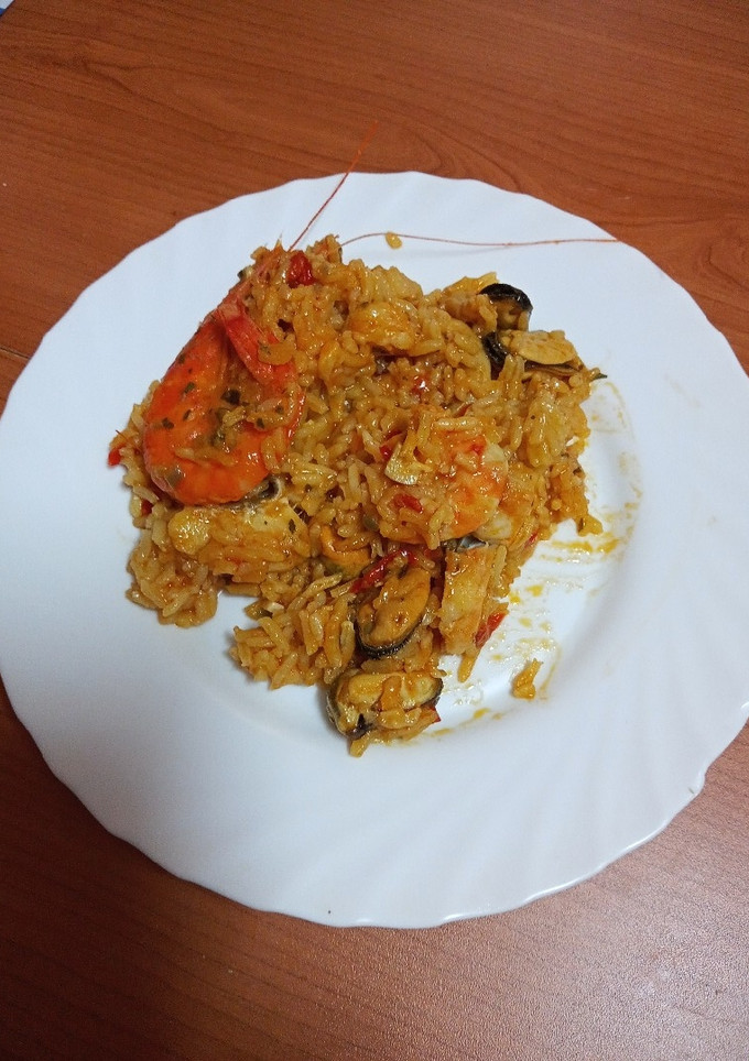 Una foto de Paella de bacalao, calamares, mejillones y langostinos