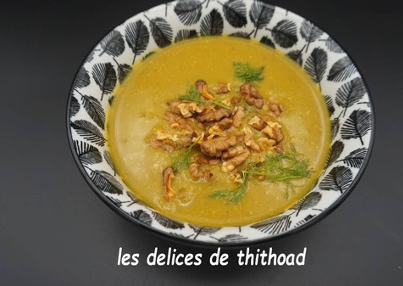 Soupe de poireaux, fenouil, pomme, noix et curcuma
