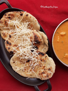 ચીઝ ગારલીક નાન (Cheese Garlic Naan recipe in Gujarati) રેસીપી મુખ્ય ફોટો