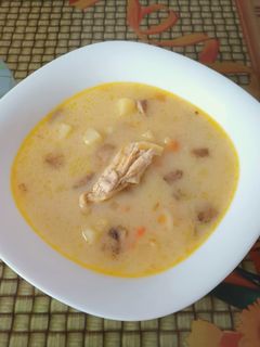 Фото Суп с плавленым сырком, грибами и макаронами.