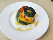 Una foto de zucchini relleno con pollo