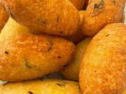 Una foto di polpette di riso