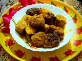 আলু ও কাঁচা কলা দিয়ে মটর ডালের বড়ার ডালনা(daler borar dalna recipe in Bengali)