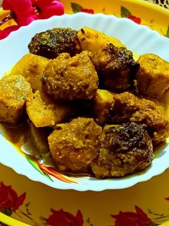 আলু ও কাঁচা কলা দিয়ে মটর ডালের বড়ার ডালনা(daler borar dalna recipe in Bengali) রেসিপির প্রধান ছবি