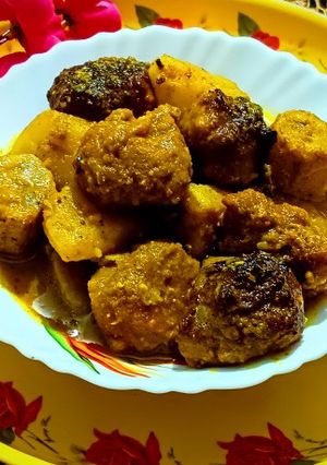 আলু ও কাঁচা কলা দিয়ে মটর ডালের বড়ার ডালনা(daler borar dalna recipe in Bengali) রেসিপির প্রধান ছবি
