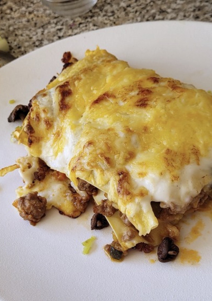 Una foto de Lasaña de carne y Senderuelas con Bechamel
