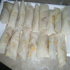 A picture of Frozen chicken spring rolls.