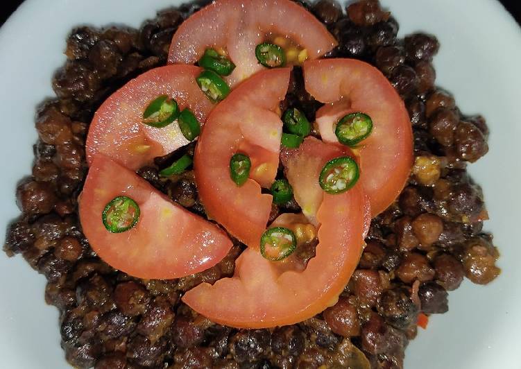 Recipe of Perfect Dry Masala Black Chickpeas (kalay channa)