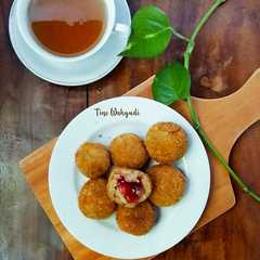 A picture of Bola - bola pisang krispi.