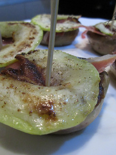 Una foto de Pincho de champiñón, jamón y calabacín
