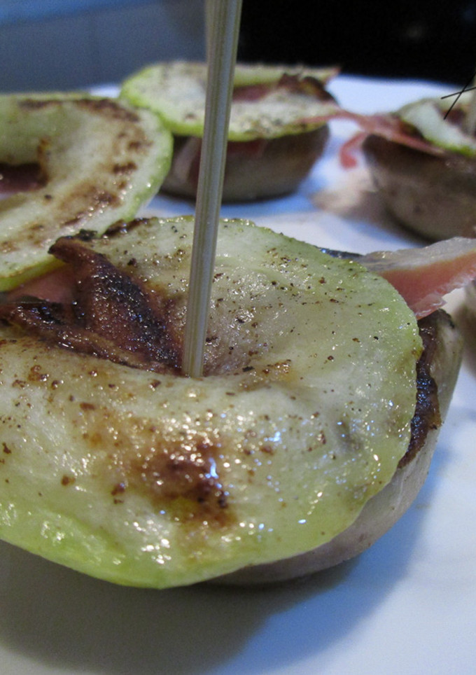 Una foto de Pincho de champiñón, jamón y calabacín