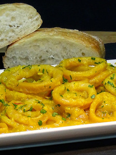 Una foto de CALAMARES ENCEBOLLADOS. RECETA TRADICIONAL