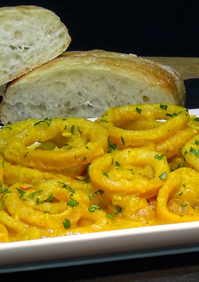 Una foto de CALAMARES ENCEBOLLADOS. RECETA TRADICIONAL