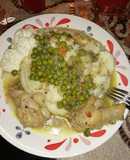 Puré con pollo arvejado