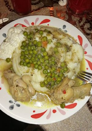 Una foto de Puré con pollo arvejado