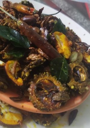 कारले कांदा कुरकुरे चिवडा:औषधी (Karle Kanda Chivda Recipe In Marathi) रेसिपी चे मुख्य फोटो 