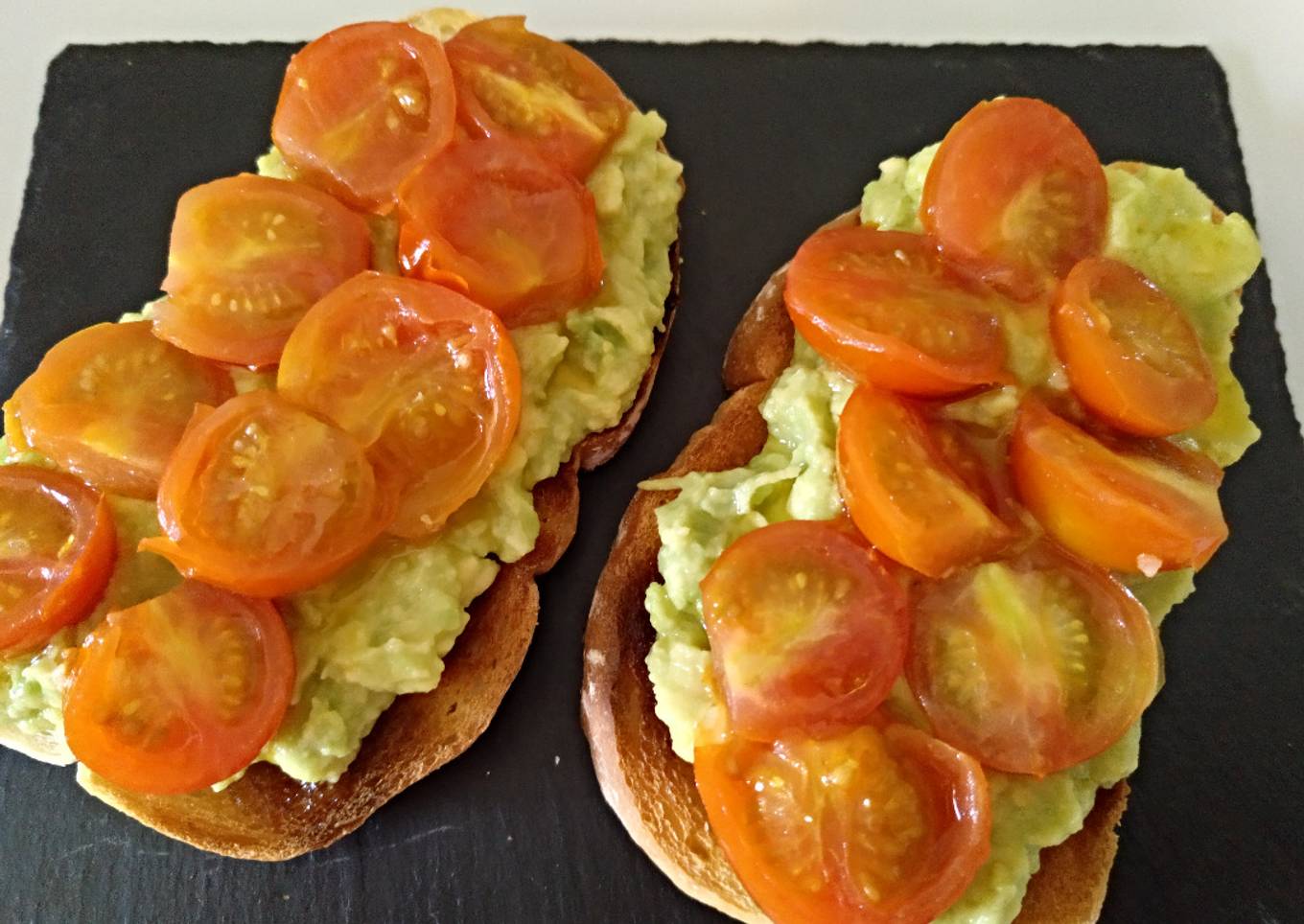 Tosta de aguacate con tomates cherry