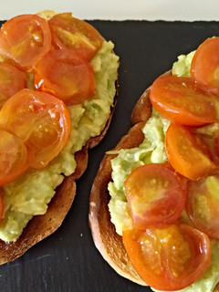Una foto de Tosta de aguacate con tomates cherry