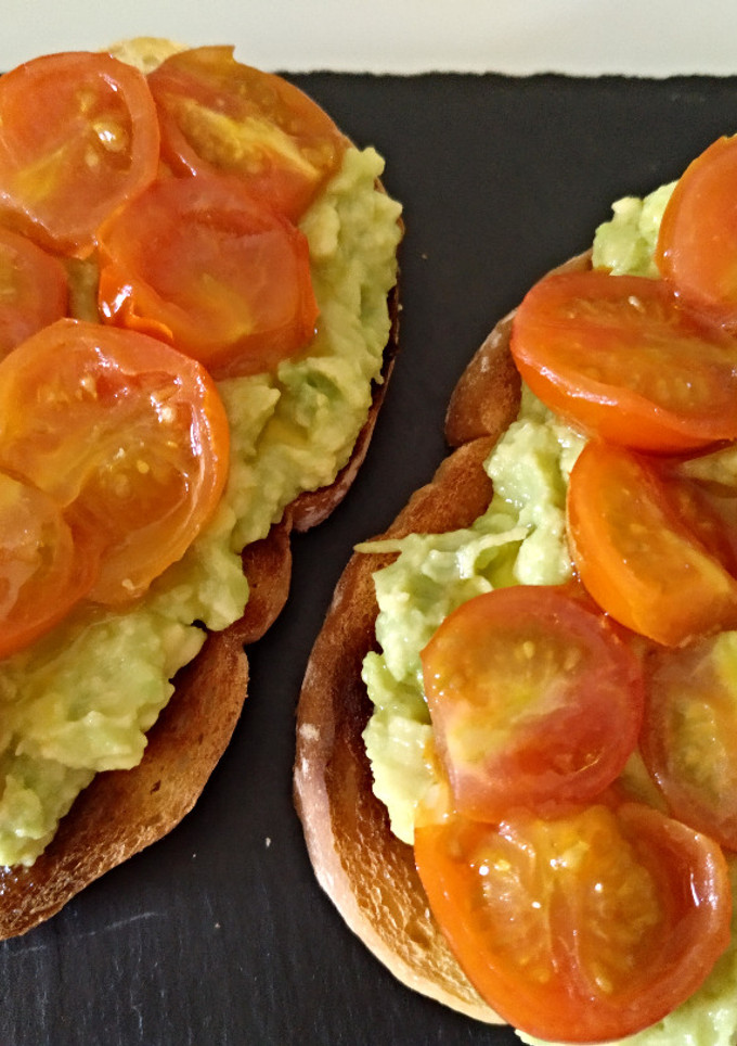 Una foto de Tosta de aguacate con tomates cherry