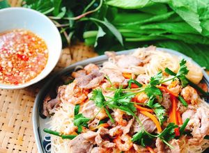 Hình của món Hủ tiếu xào tôm thịt.